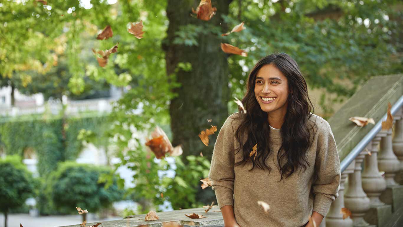 Femme en pull-over profitant de la nature.